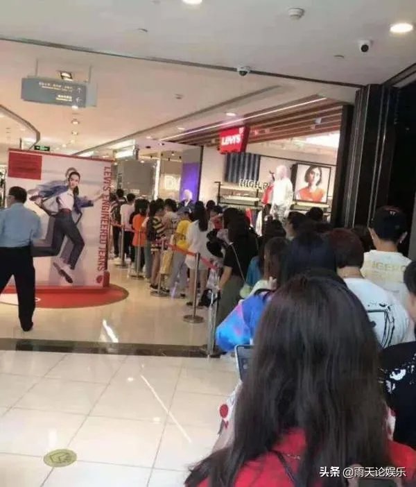 歌手薛之谦服装店开业,一小时店铺被粉丝买空,明星赚钱为什么这么容易?