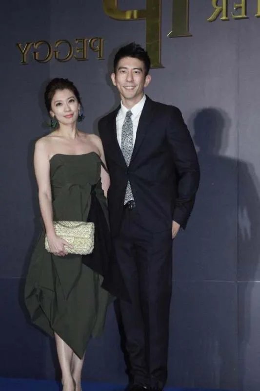 简约款礼裙被气质女神贾静雯穿出了什么感觉?
