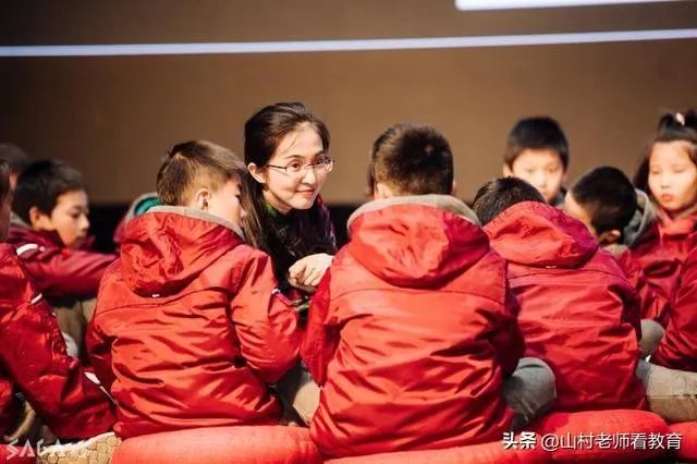 最近深圳名师胡红梅因为学术抄袭在网上很火,网友们怎么看她的成名之路呢?