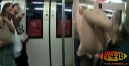 地铁惊现“倒挂姐” 透明丝袜内裤引网友围观