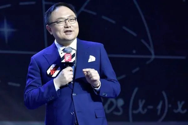 罗振宇调侃王思聪,为何一向强硬的王思聪这次却没有回怼?
