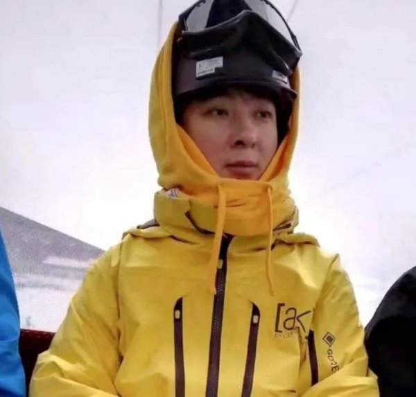 王思聪穿黄色奢华滑雪服现身张家口,遭到了网友怎样的调侃?