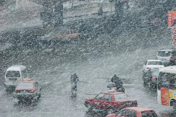 青海祁连山突降大雪,对当地游客有何影响?