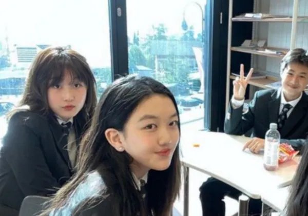 王菲女儿李嫣术后治疗好兔唇,长得像年轻王菲,惊艳众人,你认为呢?