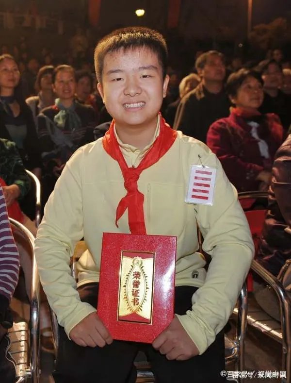 昔日的“五道杠少年”和“不屑弟”现状怎样？一个民办，另一个呢？