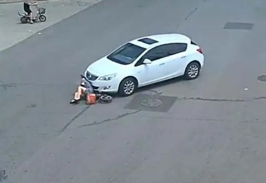 河北一女司机撞人后“用脚刹车”,她是怎么考过驾照的?
