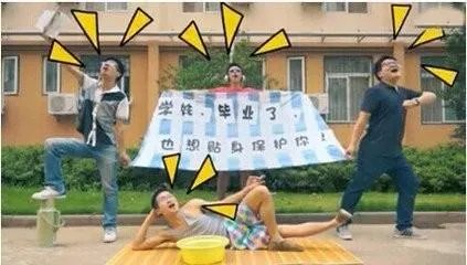 如果你的追求者拿着花圈向你表白,你会怎么做?