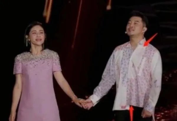 央视中秋晚会沙溢系错扣子引热议,真相到底是什么?