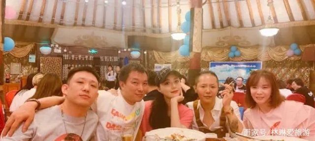 范冰冰参加过生日聚会,和员工合影的照片太出众了,她身边的男人是谁?
