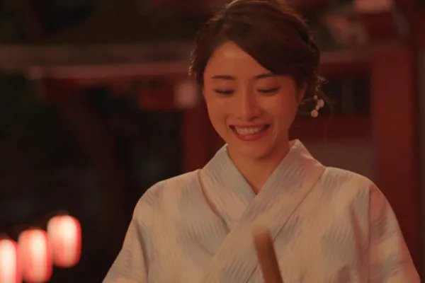 小伙怒斥在军舰旁穿和服拍照女子,爱国与穿和服是否冲突?