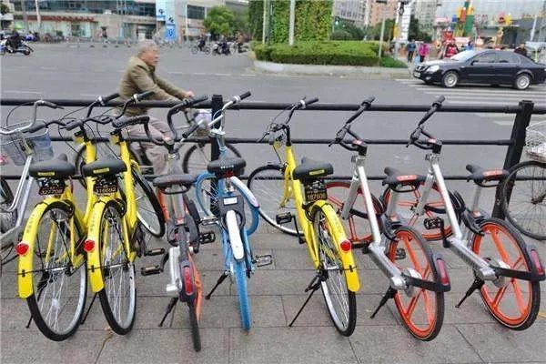 为什么之前那么火的共享单车,现在一家家都开始倒闭?