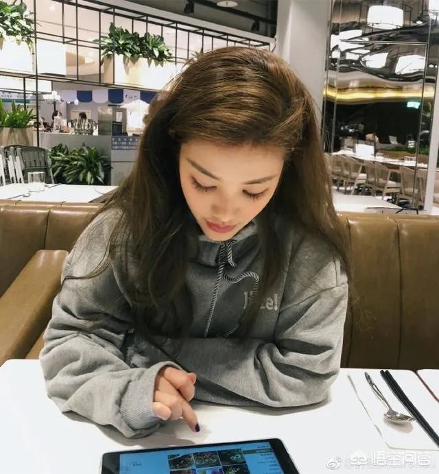 现在50岁的女人,化妆能化成20岁吗?