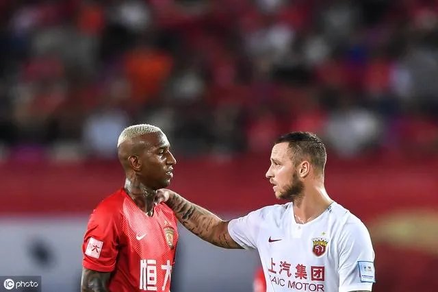 恒大2-0击败上海上港积分反超国安,上海上港此场怎么会错失这个机会?大家怎么看?