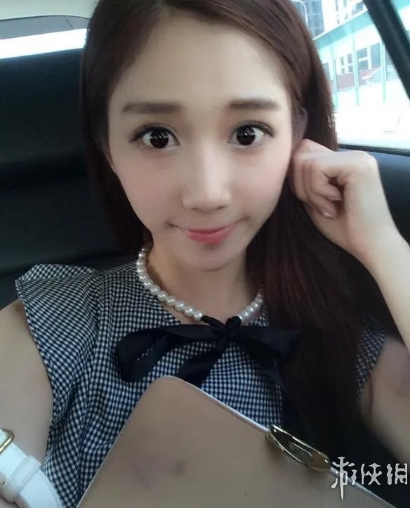 《LOL》最美游戏女主播登男人装：火辣身材一览无遗