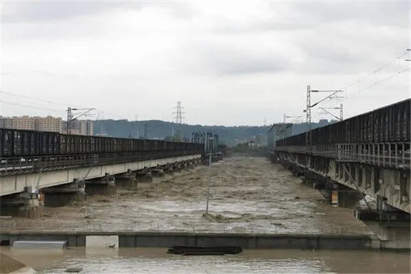 四川8100吨重车压梁应对洪峰过境,压梁是什么原理?