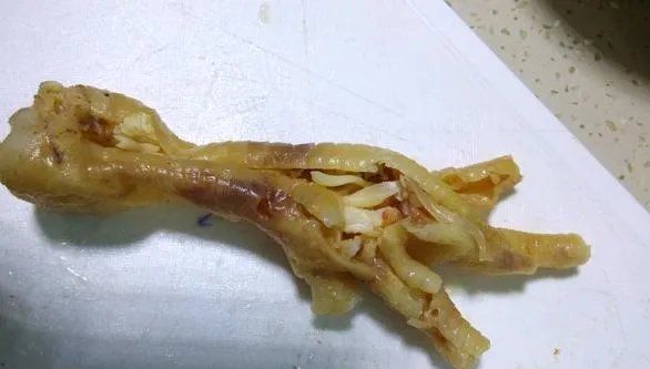 小作坊工人用嘴啃出无骨鸡爪的视频流出,看完你还敢吃那些东西吗?